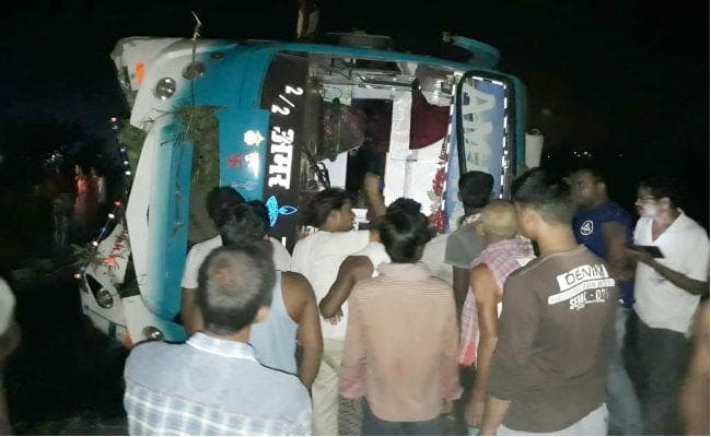 बेतिया से टाटा जा रही अमर ज्योति बस फतुहा फोरलेन पर पलटी, एक यात्री की मौत, ...देखें वीडियो