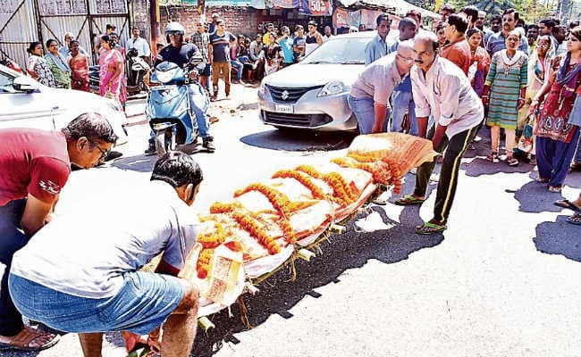 रांची : बिना पोस्टमार्टम शव का अंतिम संस्कार करने जा रहे लोगों को पुलिस ने रोका, किया हंगामा