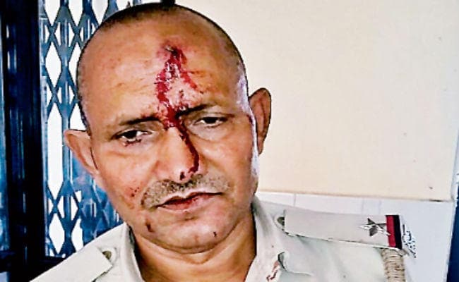 कैमूर : पुलिसवालों को दौड़ा कर पीटा एक का सिर फोड़ा, उंगली तोड़ी