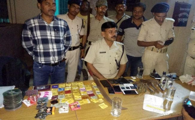 भागलपुर में सेक्स रैकेट का खुलासा, छह महिलाएं व नौ पुरुष गिरफ्तार, कई आपत्तिजनक सामान बरामद