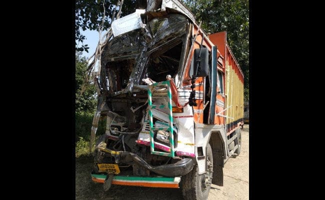 दो वाहनों की भिड़ंत में चालक की दर्दनाक मौत. क्रेन से निकाला गया शव