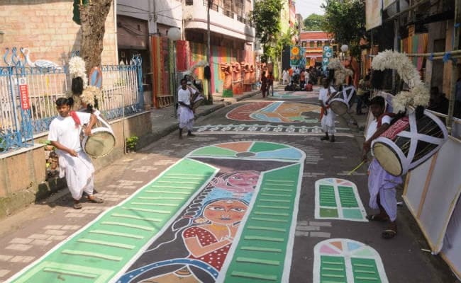 बंगाल : यौन कर्मियों के अधिकारों के समर्थन में बनाया 300 फीट लंबा स्ट्रीट आर्ट