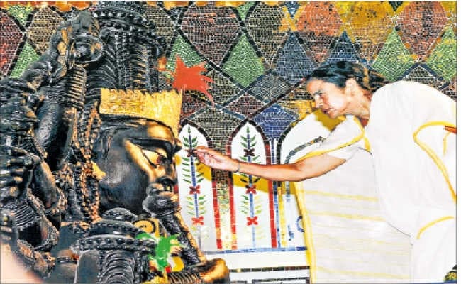 महालया पर सीएम ने कई पूजा पंडालों का  किया उद्घाटन, कहा - धर्म निजी मामला, पर उत्सव सभी का