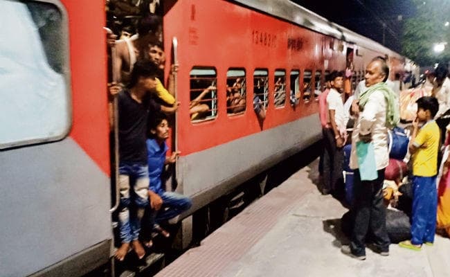 गुजरात से घर लौट रहे बिहारियों का दर्द, कहा, सड़क पर दिखते ही कर देते थे पिटाई, अब शांति होने के बाद ही जायेंगे