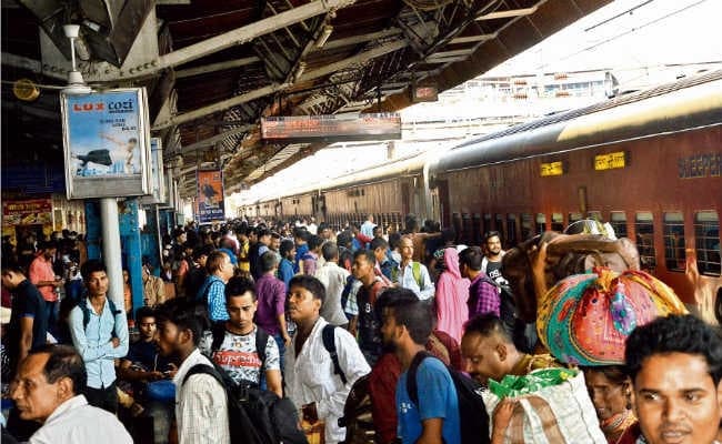 रोजी-रोटी छिनने का दर्द लेकर घर लौटे बिहार के लोग