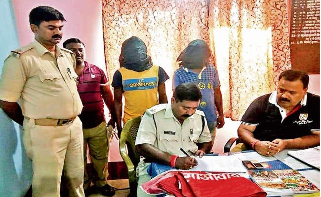 नक्सली साहित्य व बैनर बरामद, प्रेस वार्ता में एसडीपीओ ने कहा - नक्सली जोनल कमांडर सिद्धो कोड़ा गिरोह का सदस्य था सुरेश व बालदेव