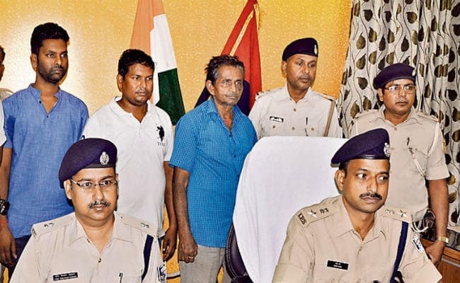 मुंगेर के सुरेश मिस्त्री उर्फ लुल्हा ने खरीदी थीं पांच एके-47, तस्कर शिक्षक समेत तीन धराये