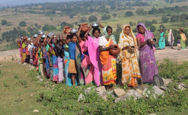 गुमला : रूठे इंद्र देव, खेत में पड़ी दरार, सूखे की भय से किसानों ने की पूजा-अर्चना