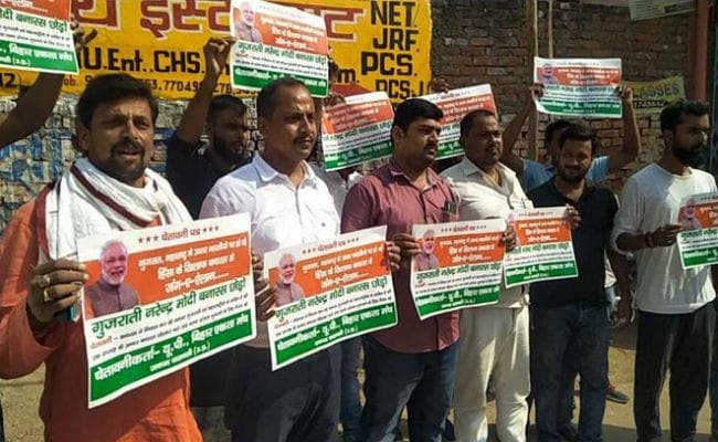 PM मोदी के संसदीय क्षेत्र में लगे ''गुजराती नरेंद्र मोदी बनारस छोड़ो'' के पोस्टर