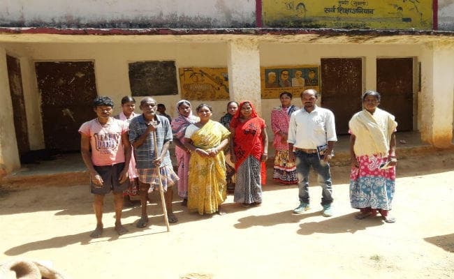 गुमला : स्कूल में लाल झंडा गाड़ा और जड़ दिया ताला, दो दिन से विद्यालय बंद, 50 बच्चों की पढ़ाई ठप