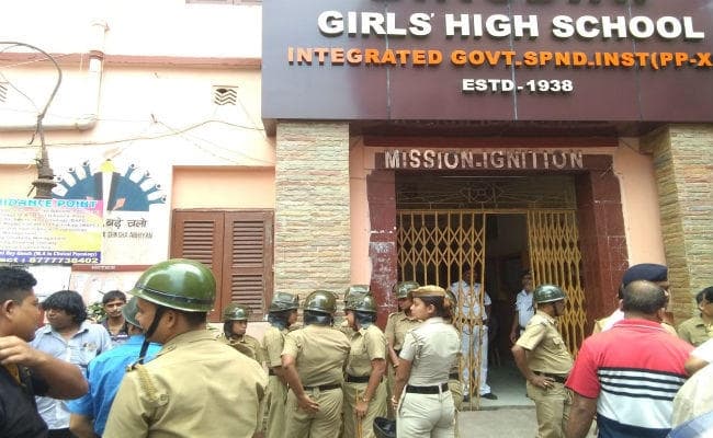 शिक्षक ने 7 साल की छात्रा के साथ की छेड़खानी, स्कूल में बवाल, पुलिस से भिड़ गये अभिभावक