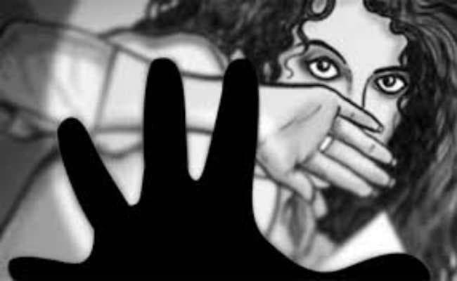 छात्रा से यौन उत्पीड़न को लेकर बवाल, लाठीचार्ज, कई जख्मी, गुस्साये अभिभावकों ने आरोपी शिक्षक को उनके हवाले करने की मांग पर तोड़ी टेबुल-कुर्सियां