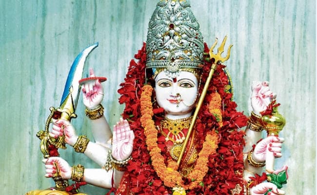 शारदीय नवरात्र : मंदिरों व घरों में कलश स्थापित कर ऐसे करें मां की आराधना