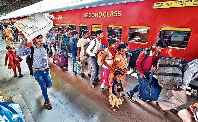 गुजरात से यूपी-बिहार के लोगों का पलायन जारी, सियासत तेज