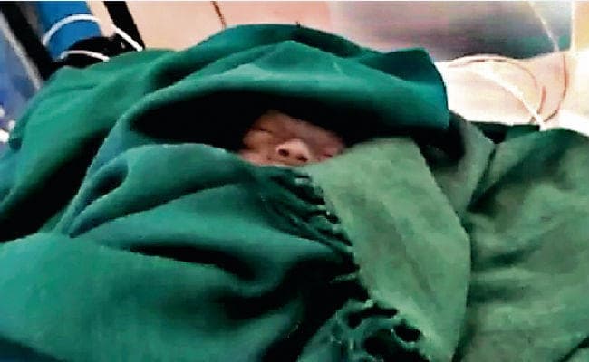 रांची : जिस बेड पर पड़ा था बच्चे का शव, उसी पर चल रहा था दूसरे बच्चे का इलाज