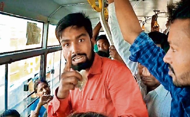 बेतिया के मनीष के संदेश को सराह रही दुनिया, कचरा फेंकने पर बस रुकवा कर यात्रियों की दी थी नसीहत