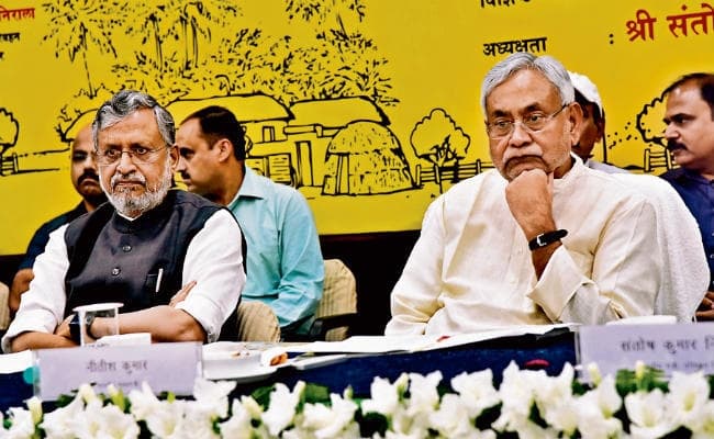 सीएम नीतीश ने कहा- गुजरात में बिहार के लोग मजबूती से रहें, बोले अल्पेश- धमकी दी है तो जेल जाने को तैयार