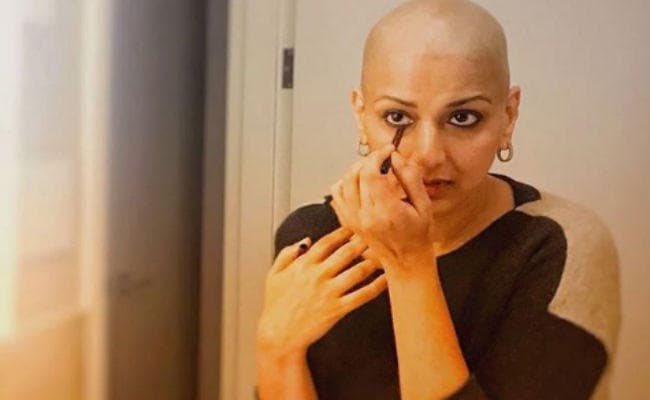 सोनाली बेंद्रे ने बताया सह रही हैं कितना दर्द, कहा - जब एक उंगली भी नहीं उठाई जाती