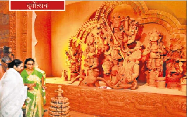 ''तितली'' से विचलित नहीं सीएम, कोलकाता में किया कई पंडालों का उद्घाटन, कहा, दो दिन बाद ठीक होगा मौसम