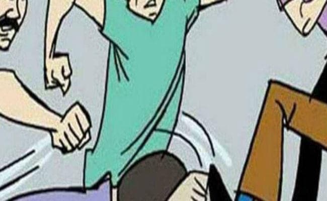 गढ़वा : मरीज की हुई मौत, डॉक्टर को पिटा, बनाया बंधक