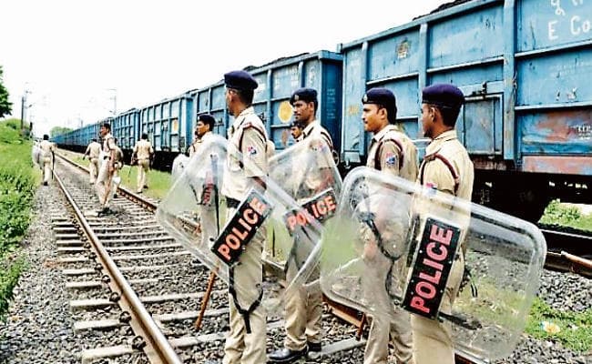 गुजरात में सुरक्षा बढ़ी, बिहारी मजदूरों का पलायन जारी, पीएम मोदी ने कहा, कांग्रेस का काम बांटो और राज करो