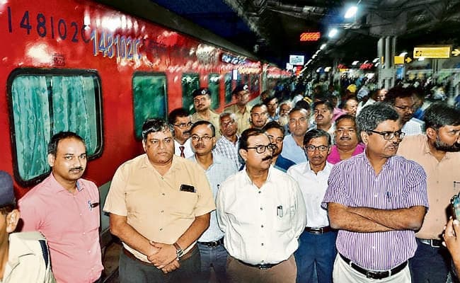 रांची : ...जब सज-संवर कर रवाना हुई राजधानी एक्सप्रेस, 67. 81 लाख रुपये खर्च हुए इस ट्रेन को बेहतर बनाने में