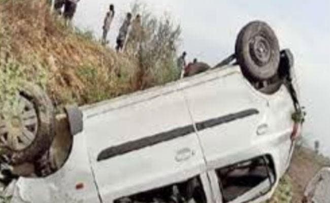 बक्सर : कार सीखने में डॉक्टर ने बाइक सवार दो भाइयों को कुचला, मौत, ठोकर मारने के बाद खाई में पलटी कार