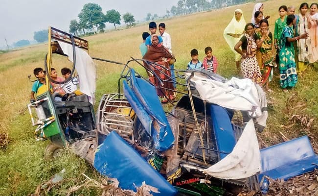 नवादा : बस व ऑटो की टक्कर में बाप-बेटा समेत चार की गयी जान
