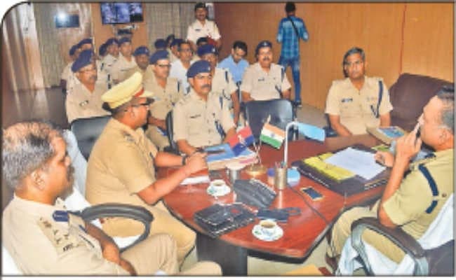 आइजी, डीआइजी और एसएसपी ने सुरक्षा व्यवस्था को लेकर की बैठक, पूजा में असामाजिक तत्वों पर रहेगी कड़ी नजर