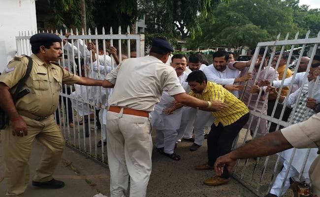 गुजरात में हिंदीभाषियों की पिटाई मामला : पटना में सवर्ण सेना और कांग्रेस कार्यकर्ताओं में झड़प