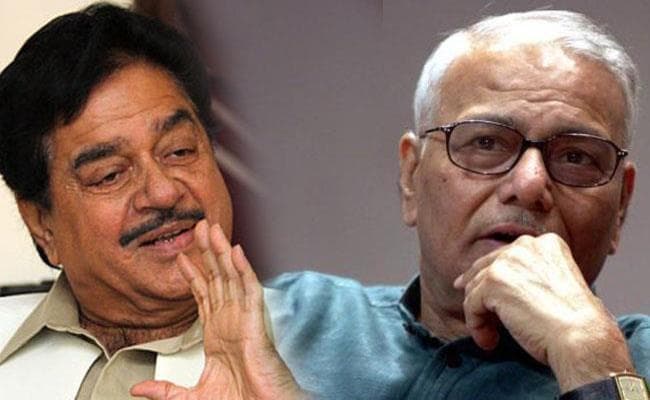 लखनऊ स्थित सपा मुख्यालय में मोदी सरकार पर बरसे शत्रुघ्न और यशवंत