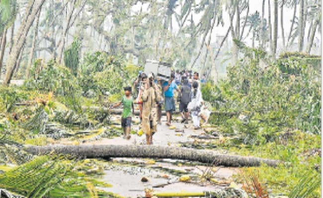बंगाल में   बेहद प्रचंड चक्रवाती तूफान ‘तितली’  का खतरा टला, पर हो सकती है भारी बारिश