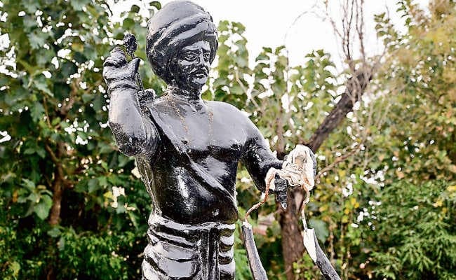 कांके : बिरसा मुंडा की प्रतिमा को क्षतिग्रस्त किया