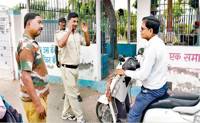 हेलमेट पहन के आएं कलेक्ट्रेट, नहीं तो कटेगा चालान