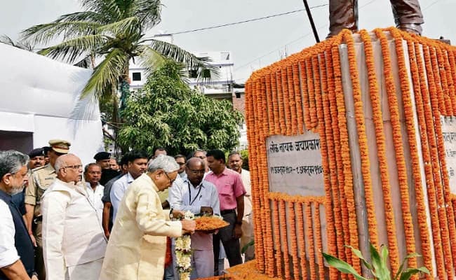 पटना : राज्यपाल व मुख्यमंत्री ने लोकनायक की प्रतिमा पर किया माल्यार्पण, कहा, लोकतंत्र में अहम हैं जेपी के आदर्श