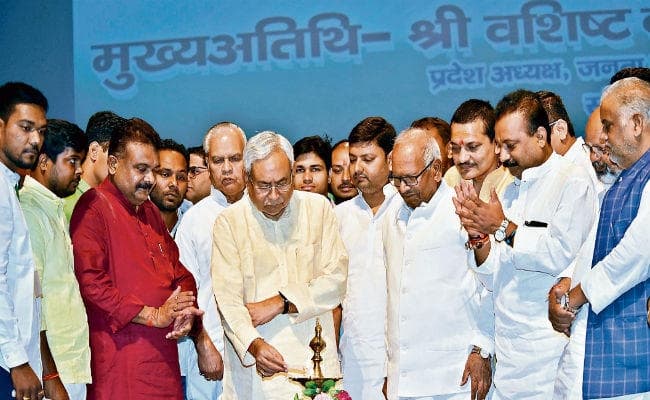 पटना : आज की राजनीति में आ रही है गिरावट, पढ़-लिख कर सिद्धांत की राजनीति में आएं छात्र : नीतीश