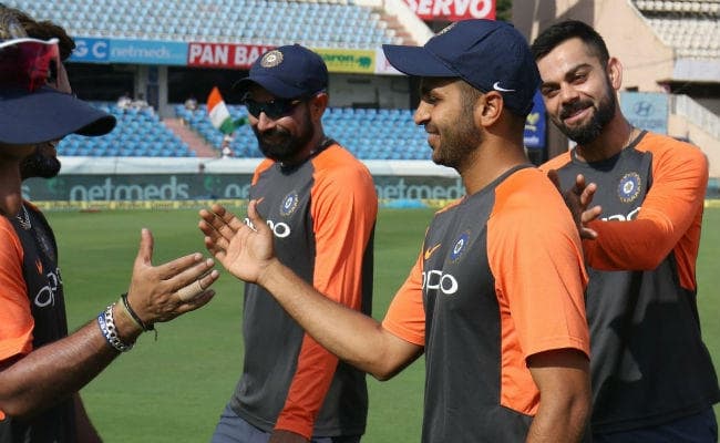 INDvsWI: डेब्यू मैच में शार्दुल को लगी चोट, लंगड़ाते हुए गये मैदान से बाहर