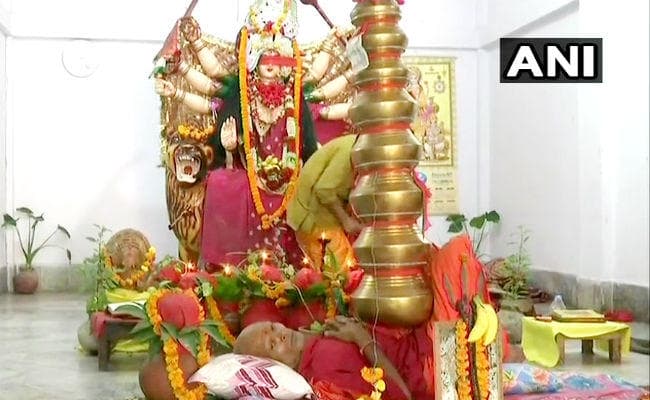 बिहार : छाती पर कलश रख कर मां दुर्गा की उपासना में जुटे कई भक्त, 22 वर्षों से छाती पर कलश रखते आ रहे नागेश्वर बाबा