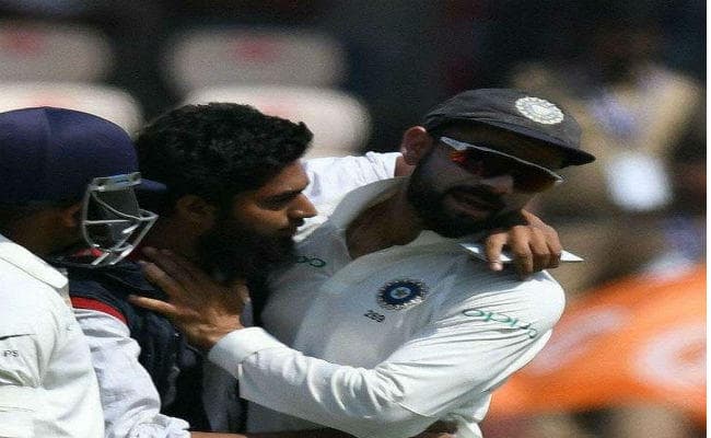सुरक्षा घेरे को तोड़कर विराट कोहली के करीब आया प्रशंसक गले लगाया और फिर...