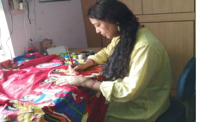 हॉबी बना इनकम सोर्स : साड़ी पर थीम पेंटिंग कर उसे बनाती हैं खास