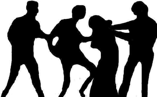 बच्चा चोर समझ ग्रामीणों ने एक विक्षिप्त महिला को पीटा, पुलिस ने भीड़ से महिला को कराया मुक्त