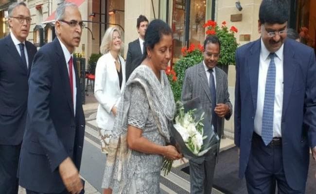 रक्षा मंत्री सीतारमण पहुंचीं फ्रांस, राफेल बनानेवाली कंपनी का किया दौरा