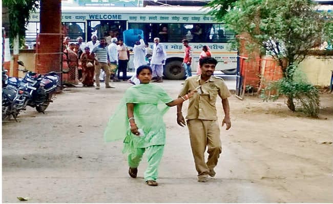 मनेर : शराबी पति को कॉलर पकड़ कर पत्नी ले गयी थाना