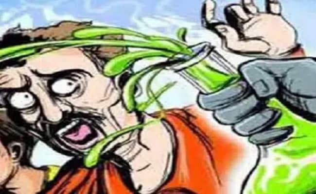 पति पर एसिड से हमला, गिरफ्तार, पत्नी और उसकी सहेली ने फेंका एसिड