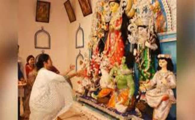 फेसबुक लाइव कर लाखों लोगों से जुड़ीं मुख्यमंत्री, खराब मौसम में भी किया पूजा पंडालों का उद्घाटन