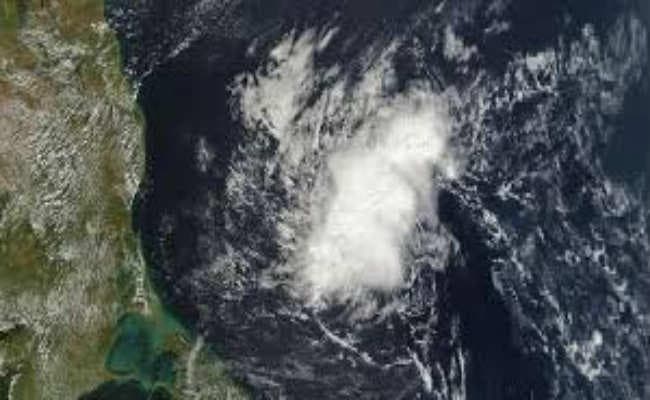 बंगाल में आया चक्रवात तितली, एक की मौत, पश्चिम मेदिनीपुर व झाड़ग्राम जिलों में भारी नुकसान