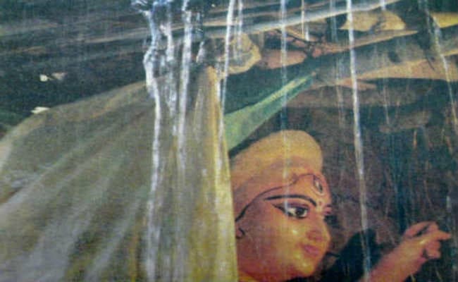 पूजा उल्लास में खलल डाल सकती है बारिश, पंडाल को फिनिशिंग टच देने का कार्य हो रहा बाधित