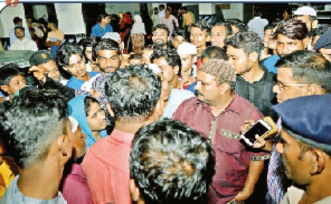 मोबाइल के लिए युवक को किया अधमरा, इलाज के दौरान मौत, आरोपियों का घर फूंका