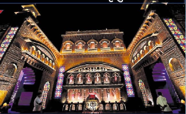 कोलकाता के इस पूजा पंडाल  में समझायी गयी है जन्म से मृत्यु तक की प्रक्रिया