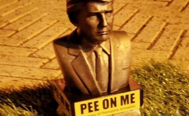 अमेरिकी राष्‍ट्रपति डोनाल्ड ट्रंप की मूर्तियां लगायीं और लिखा ‘मुझ पर पेशाब करो’